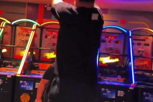 妈妈：打球去游戏厅？ 我：请看VCR