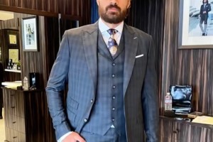 有点帅啊！海王亚当斯上身一件帅气的西服~