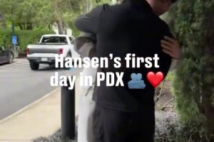 开拓者总经理是真喜欢杨瀚森，下车后第一个上前与其拥抱！