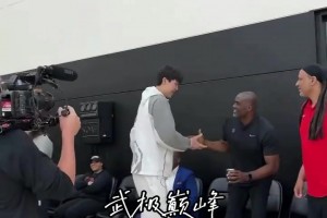 来报到啦！杨瀚森现身开拓者训练馆与工作人员及队友拥抱寒暄