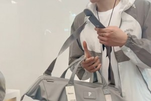 暖心！开拓者工作人员为瀚森及家人每人准备了一份礼物~