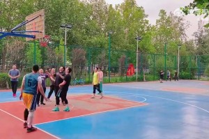 野球场小伙不运球离谱走步 网友：再走就去洛杉矶了