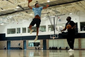 既来之则安之！刺头新秀贝利爵士首练 上来就秀一记滑翔战斧劈扣