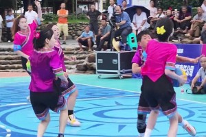 小女生勇闯贵州姑妈篮球赛，这小身板还是扛不住啊