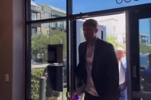 弗拉格抵达达拉斯！独行侠训练馆参加孩子们训练营
