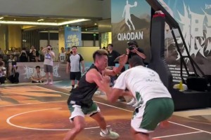 近距离看凯尔登打野球 这就是NBA强度啊！