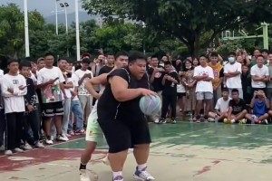 让你感受一下300斤的对抗！