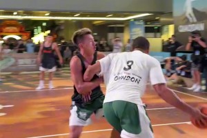 不要质疑NBA的实力！凯尔登看着都不快，但是打的非常轻松