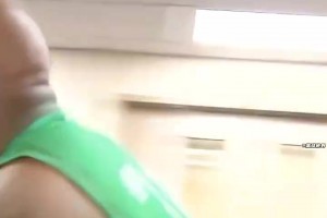 看着挺开心的啊！奥尼尔得知被罚款，“伤心”得在地上打滚