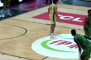 队友对手全傻了！喀麦隆U19球员最后时刻在自家篮框大力暴扣！