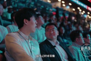 选秀大会现场，有人喊道：杨瀚森，准备了！小杨一脸懵：要叫我？