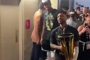 也算是在雄鹿拿了个冠军！利拉德此前捧NBA杯：手臂酸得要命！
