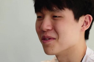 这孩子给人感觉落落大方！杨瀚森在选秀前十天接受专访