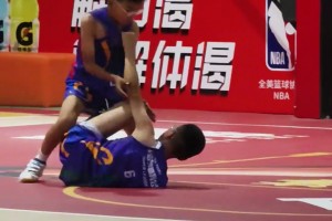 好家伙！这年龄段的篮球也这么铁血了？