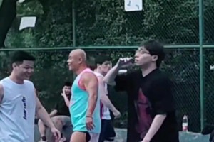 野球场詹姆斯球迷好霸气！排球大帽+怒吼一声+眼神犀利