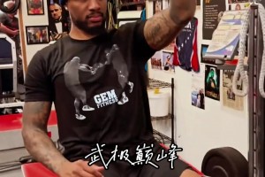 致敬～利拉德穿着保护靴在休赛期进行恢复训练