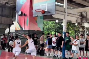 这小伙节奏感真好 运球速率也快。。有点克劳福德的感觉。。