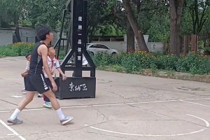 感觉大哥哥没放水阿！小学生戴红领巾穿校服1v1连续进球