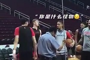 时过境迁！当年周琦给火箭众将展示摸高，一旁的哈滕还站如喽啰