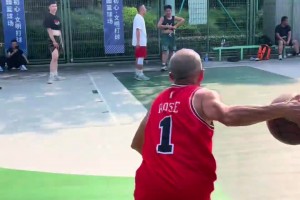 还得是你大爷！73岁大爷在徐家汇公园球场秀各种滞空拉杆上篮