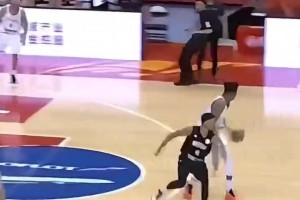 有点过于恐怖了！FIBA赛场的字母哥依然是乱杀啊！