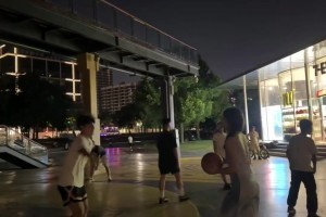 感觉挺能打！小姐姐晒视频：出门散步 看到球场就走不动道了