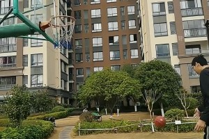巨人！国产2米43高个小崔打篮球是什么样的？
