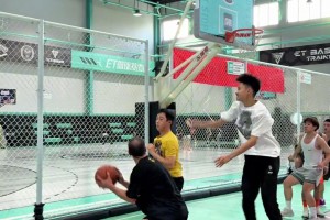 科比粉丝晒半场4v4打球视频 单打基本无人能防！