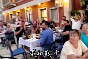 被发现在希腊度假的魔术师和路人亲切打招呼~~