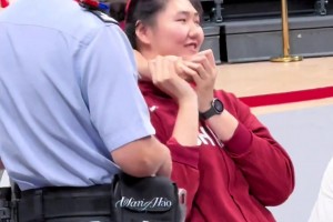 热身赛海口站 子宇妹妹和思雨姐姐又打趣上了...