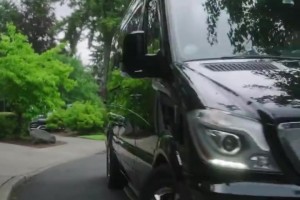 会留在开拓者和杨瀚森搭档吗？霍勒迪已经抵达开拓者训练馆！