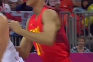 燃起来了！面对大小加索尔和伊巴卡，易建联狂砍30分12板！