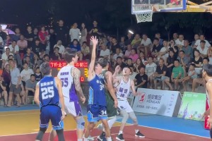 爆粗怒喷裁判！铁牛张鸿林被5个人夹击疑似犯规没吹