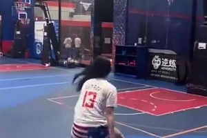 乔治的女球迷，打球也和他本人一样丝滑！