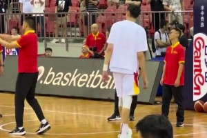 太辣眼睛了！周琦练习篮下近距离勾手，连续5次都没进！