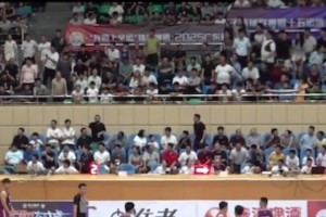 到底什么事需要阳江主场观众扔两次矿泉水瓶...