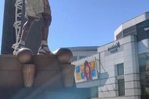 360度环绕一圈科比布莱恩特的雕像位于洛杉矶湖人队主场加密中心