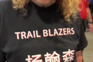 在美国人气也很高！开拓者球迷身穿“杨瀚森加油”T恤来到现场