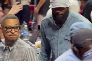 杨瀚森同一场地！詹姆斯未等湖人比赛结束，已经提前离开球馆了