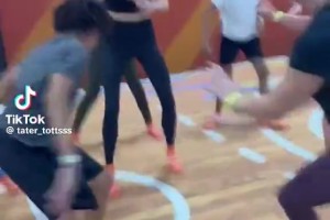 不是哥们，被这么多美女包夹，你还有心思打球啊？