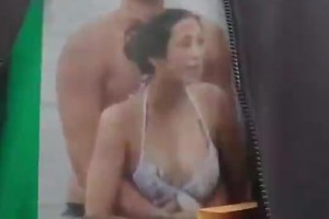 去年季后赛，辽宁球迷自制助威T恤，上面是朱芳雨的不雅照片！