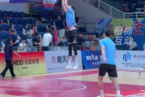 浙BA赛前热身，西湖队球员上演扣篮表演...