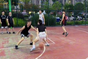 这位小姐姐打球有点水平啊！居然还能跳投！男同志也只能真贴防！