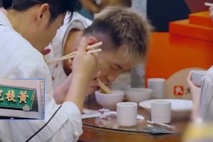 不存在浪费！郭艾伦光盘行动将盘子舔干净：我头一回这么吃饭