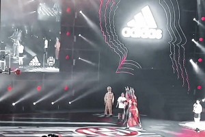 那时候还是火箭登！当年哈登中国行时身穿一件红色戏曲服饰投三分