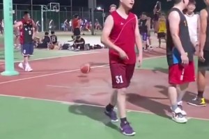 走步了吗？小哥这球明显携带球违例！直言：这球走步我不打球了