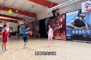 这是我见过打球最漂亮的女孩！！评论区说的