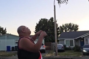 真受欢迎！开拓者死忠粉Oscar已经穿上杨瀚森球衣到处秀了~
