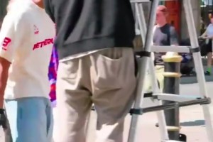 我上我都行！穆迪在街头被猜职业，甚至被猜男性脱衣舞演员！