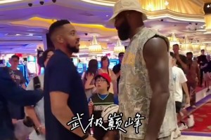 “詹姆斯与CJ麦科勒姆在拉斯维加斯偶遇拥抱寒暄～”